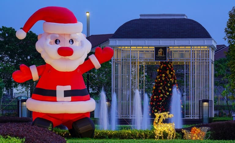 Festive decorative installation in a shared Grandezza community space