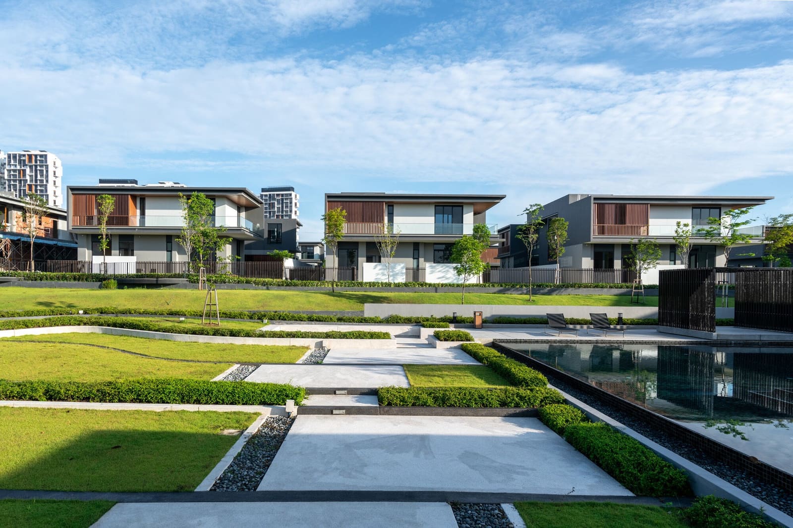 Linear rear garden and green pathway within the Grandezza residential precinct